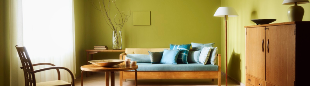 Olohuone, jossa seinät maalattu Tikkurilan vuoden värillä 2026: Kameleontti