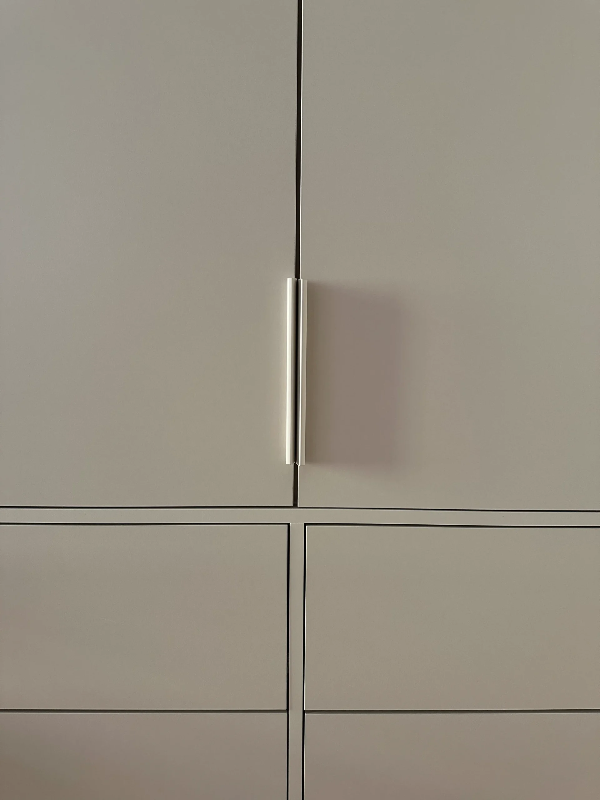 Moderni pitkä vaalea keittiö