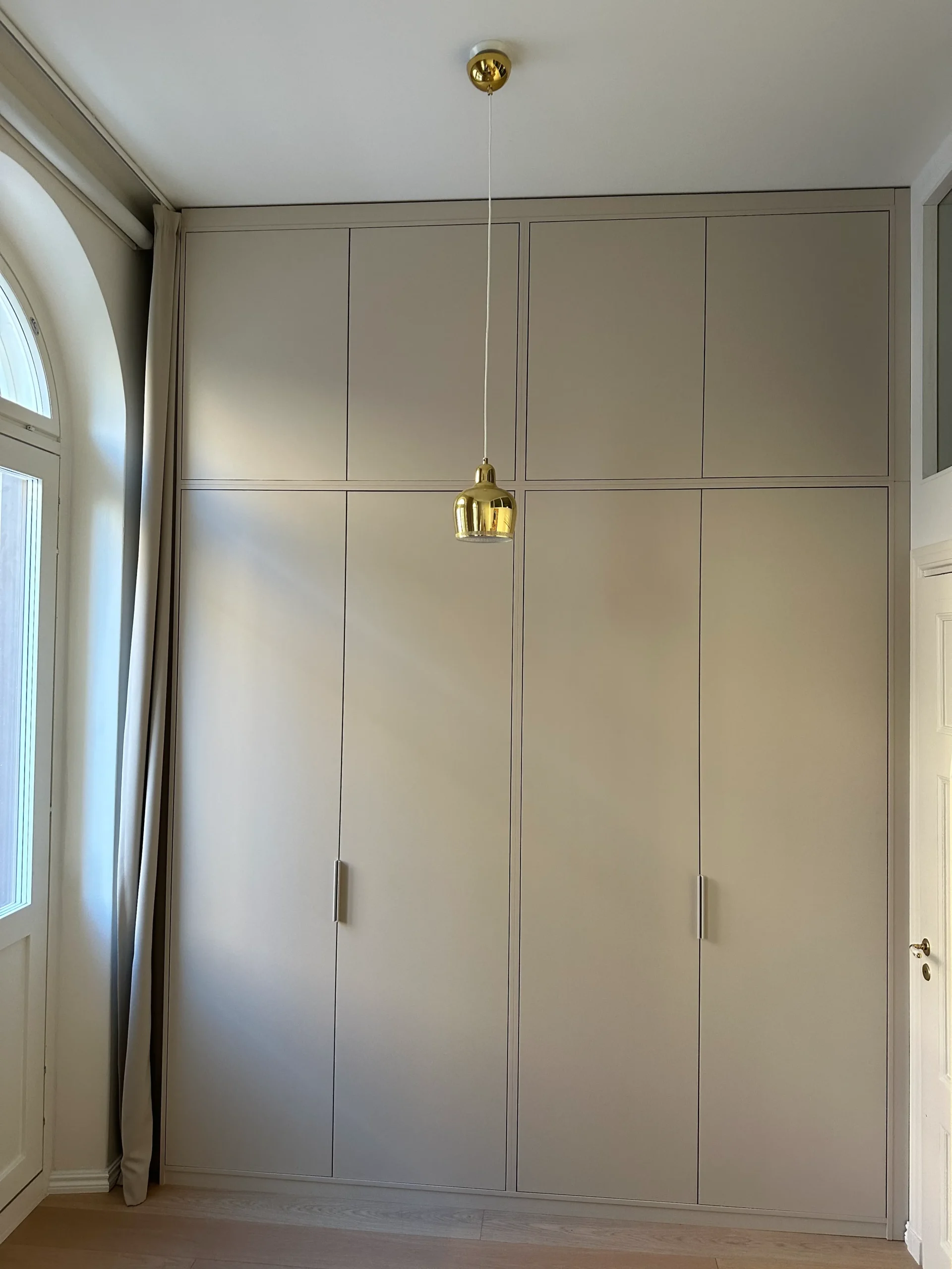 Lähikuva Kashmirin värisestä kaapistosta, jossa tyylikkäät vetimet