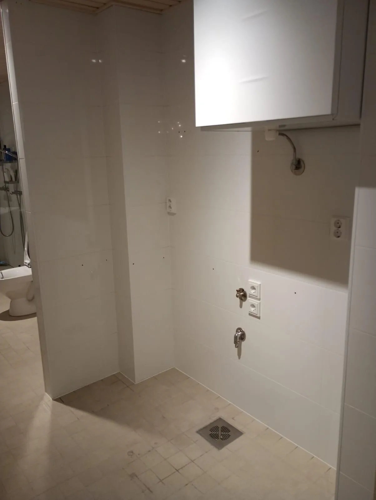 Kodinhoitotila, jossa kaapit on otettu irti uuden asentamista varten