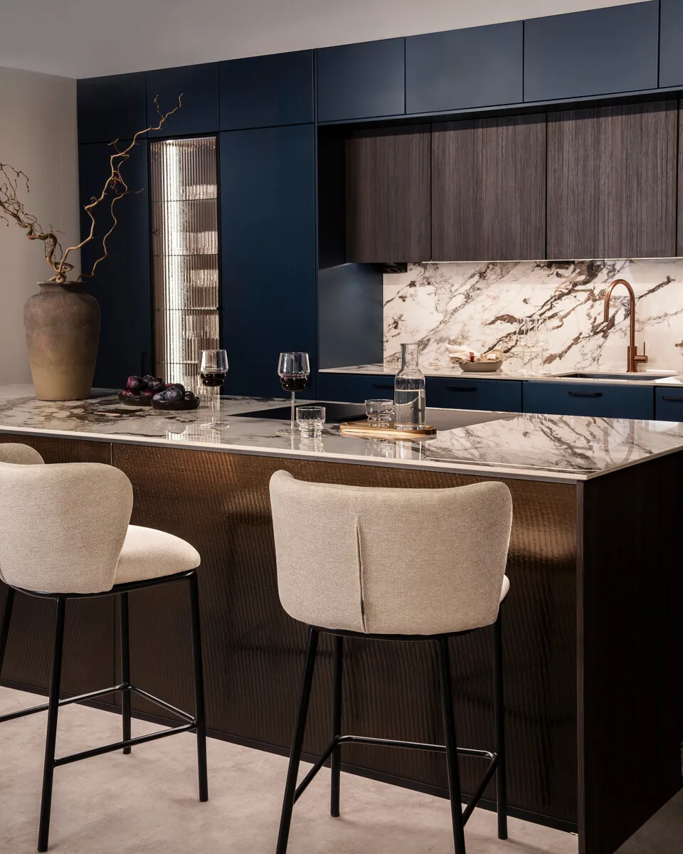 Tumman sävyinen siisti ja moderni Viona-keittiö