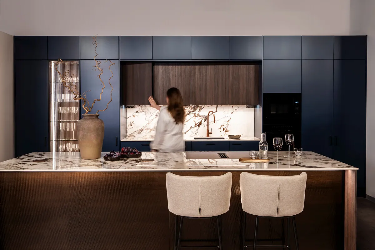 Nainen katsomassa kaunista modernia keittiötä