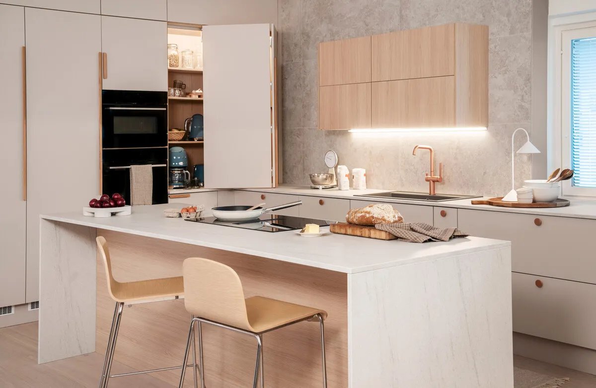 Kaunis ja vaaleansävyinen keittiö