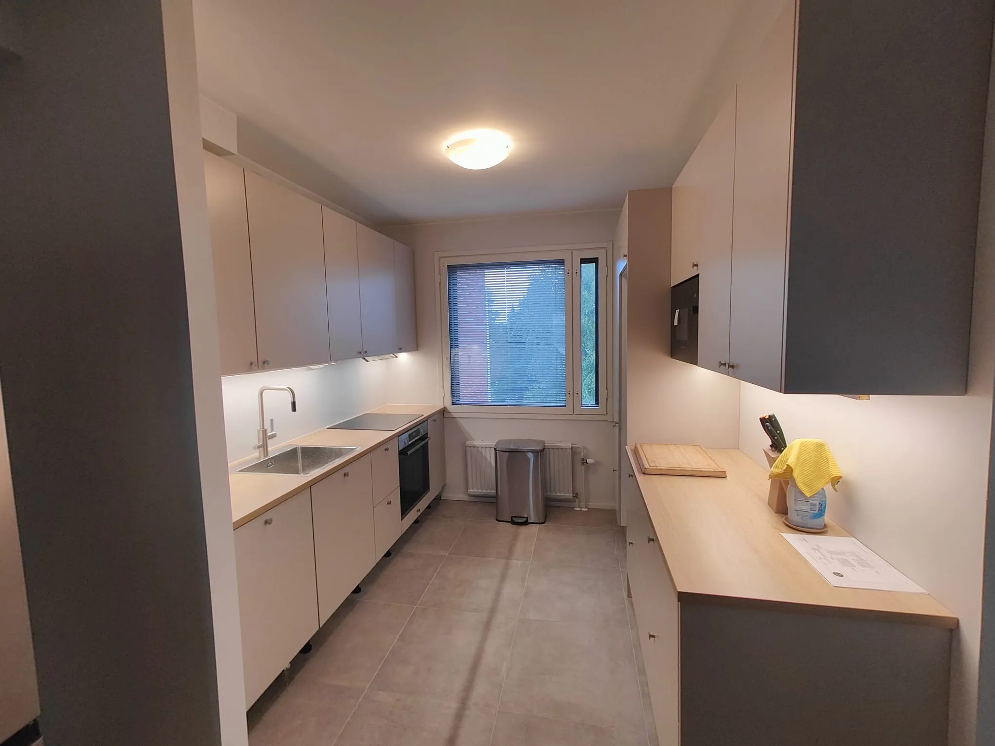 Moderni pitkä vaalea keittiö