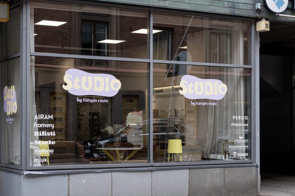 Studio by Kampin raudan ikkunat ja kumppanien nimet Kalevankatu 29:ssä